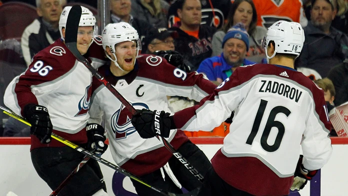 Gabriel Landeskog (uprostred) z Colorada Avalanche sa raduje z gólu so spoluhráčmi Mikkom Rantanenom (vľavo) a Nikitom Zadorovom