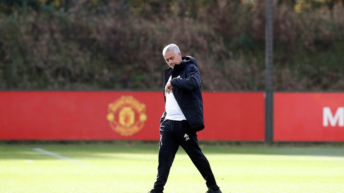 Kouč Manchestru United José Mourinho počas tréningu pred duelom LM proti Juventusu.