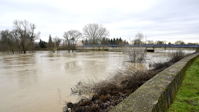 SHMÚ: Na východe SR stále platia výstrahy druhého stupňa pred povodňami