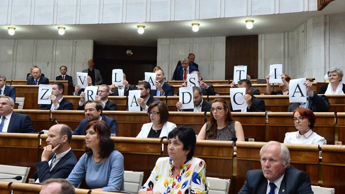 Protest kotletovcov počas prejavu Andreja Kisku, neskôr ich predseda parlamentu vykázal.