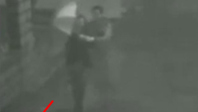 Žena hodená do kanála