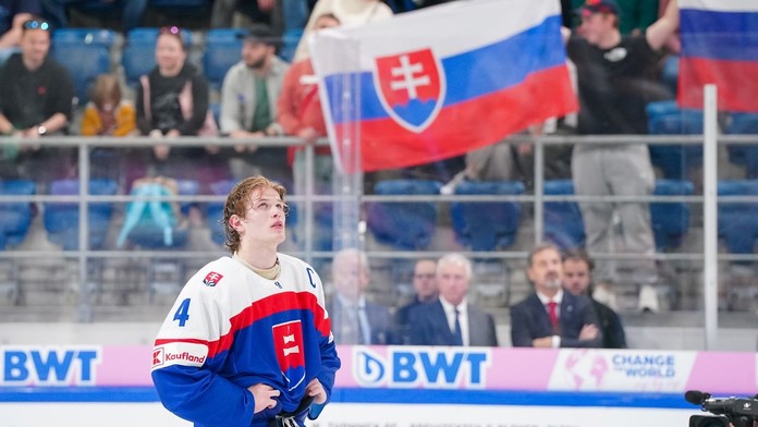 Otec bol majstrom sveta, on je top nádejou draftu. O kapitána reprezentácie sa kluby NHL doslova trhajú