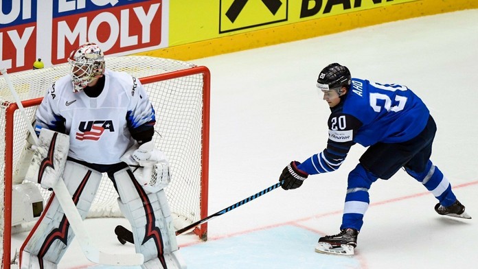 Sebastian Aho skóruje do siete USA.