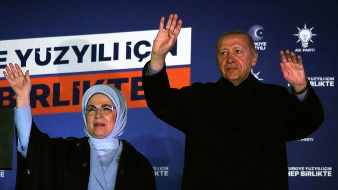 Turecký prezident Recep Tayyip Erdogan máva svojim priaznivcom z pódia. Na snímke spolu s manželkou.