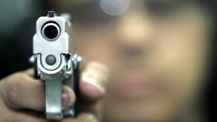 Muž so zbraňou (ilustračná foto)