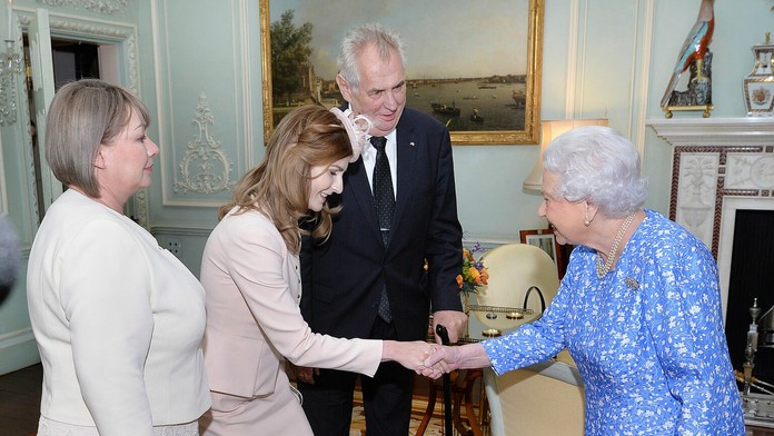 Britská kráľovná Alžbeta II. počas stretnutia s českým prezidentom Milošom Zemanom.