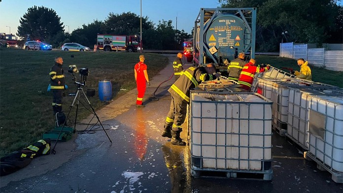 Na odpočívadle Zeleneč unikla z cisterny kyselina.