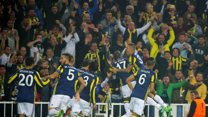 Radosť hráčov Fenerbahce po góle Moussa Sowa do siete Manchestru United.