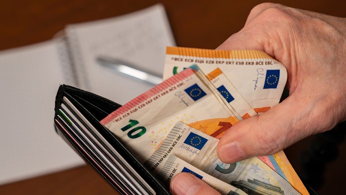 Peniaze v mužskej ruke