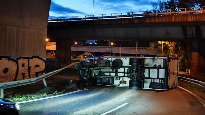Prevrátený kamión na zjazde z Prístavného mosta.