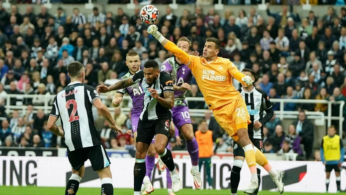 Momentka zo súboja Newcastle - Tottenham, gólman Dúbravka boxuje loptu.