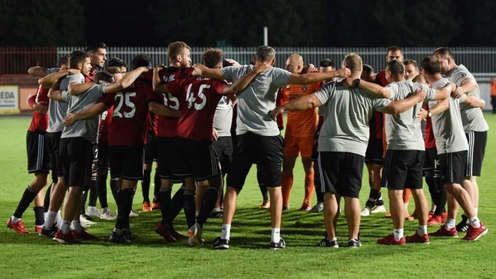 Radosť hráčov a členov realizačného tímu Trnavy po postupe do 2. predkola Ligy majstrov. 