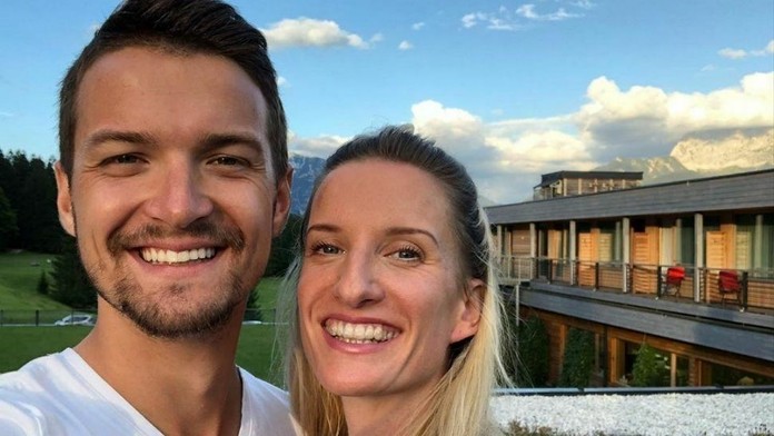 Posprejovaná lavička na Sliači.