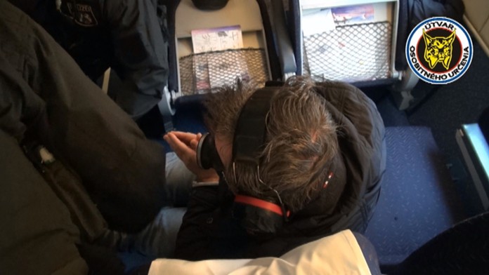 Róberta Lališa alias Kýbla prevážali s putami na rukách a slúchadlami na ušiach.