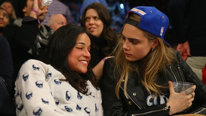 Cara Delevingne a alkoholom posilnená Michelle. 