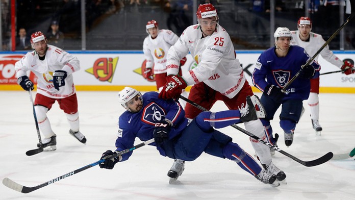 Bieloruský hráč Oleg Jevenko (vpravo) v súboji s francúzskym hráčom Damienom Fleuryom.