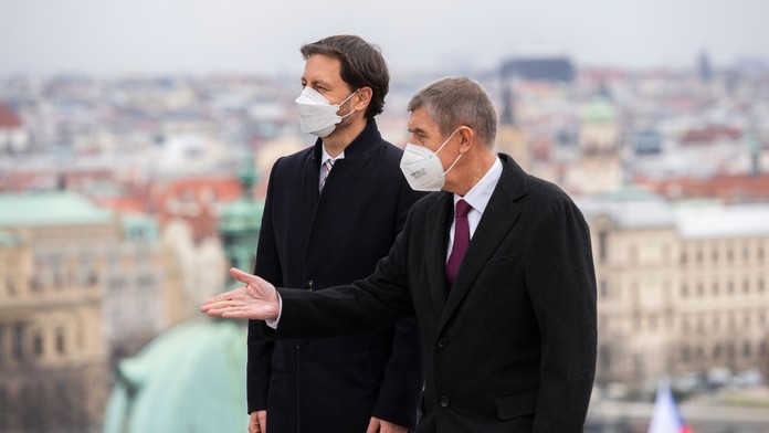 Na snímke slovenský premiér Eduard Heger (vľavo) a český premiér Andrej Babiš počas stretnutia v Prahe.