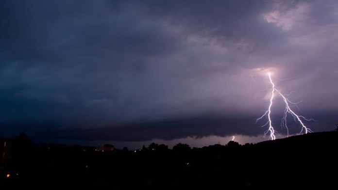 Búrka v obci Lednické Rovne.