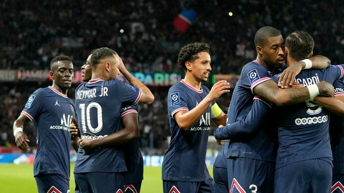Hráči PSG oslavujú druhý gól Maura Icardiho.