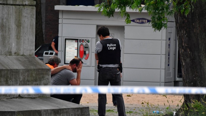 Policajti sa snažia upokojiť muža na mieste streľby v belgickom meste Liege.