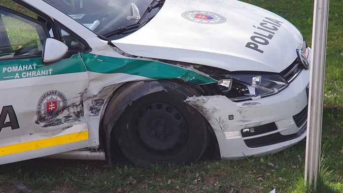 Poškodené policajné auto