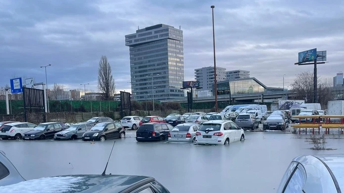 Bratislavu trápi rýchle topenie snehu. Zaplavilo parkovisko a hladina Dunaja stúpa