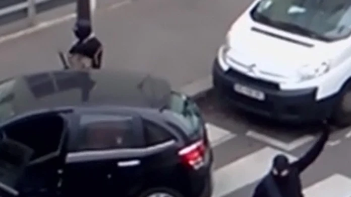 Nové dramatické video z Paríža.