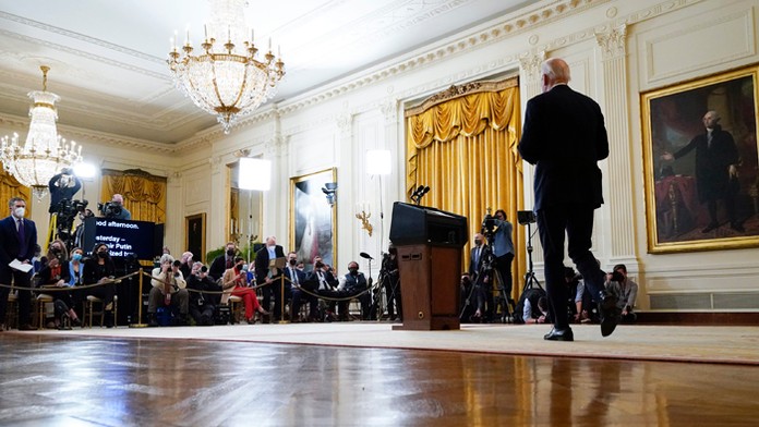 Americký prezident Joe Biden prichádza na tlačovú konferenciu vo Washingtone.