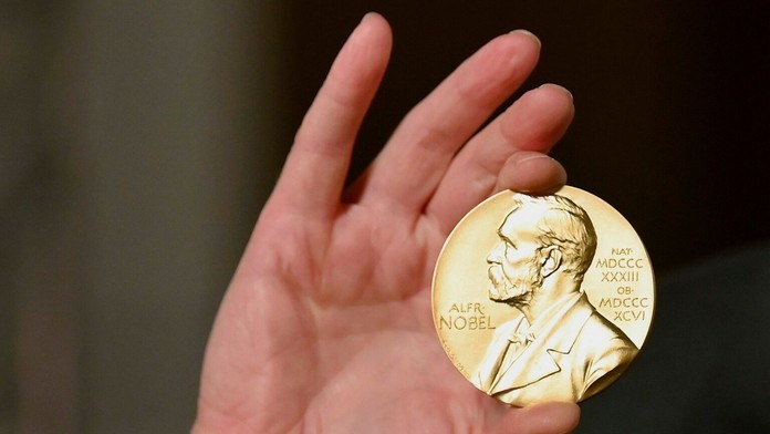 Na archívnej snímke zlatá medaila Nobelovej ceny.