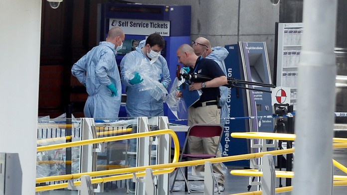 Forenzní experti na mieste výbuchu.