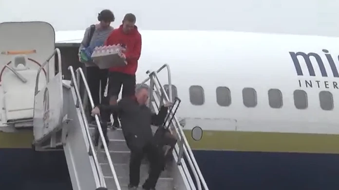VIDEO: Posmieval sa Bidenovi, teraz ho dobehla minulosť. Americký senátor zišiel schody po zadku