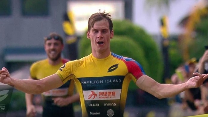 Richard Varga sa teší z triumfu v druhých pretekoch.