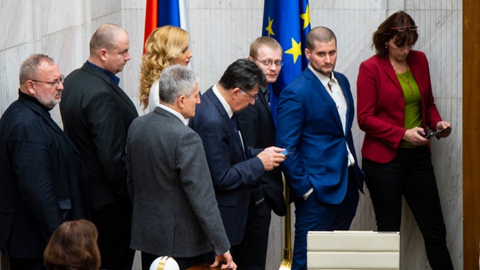 Peter Pčolinský (Sme rodina) a vpravo Peter Antal (Most-Híd) počas hlasovania o kandidátoch na ústavných sudcov 