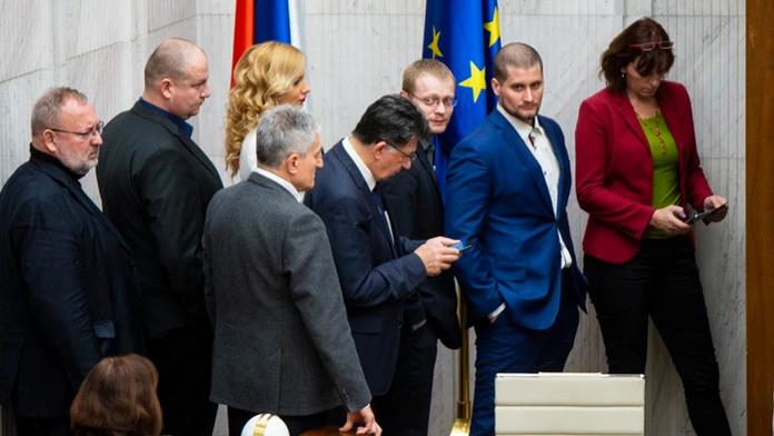 Peter Pčolinský (Sme rodina) a vpravo Peter Antal (Most-Híd) počas hlasovania o kandidátoch na ústavných sudcov 