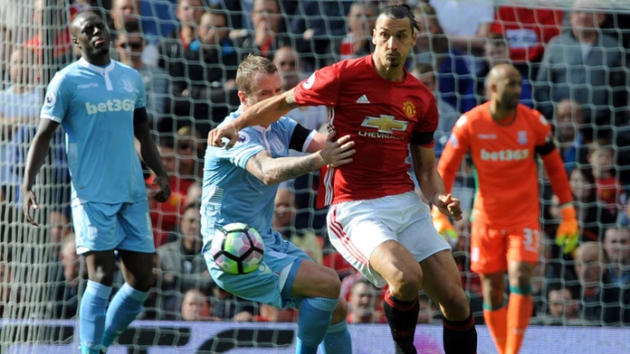 Hráč Manchesteru Zlatan Ibrahimovič (vpravo) a hráč Stoke Glenn Whelan v súboji o loptu. 