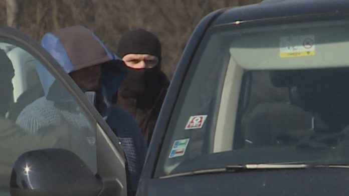 Zadržaná osoba po razii v dome na Kavarnianskej ulici v Michalovciach.