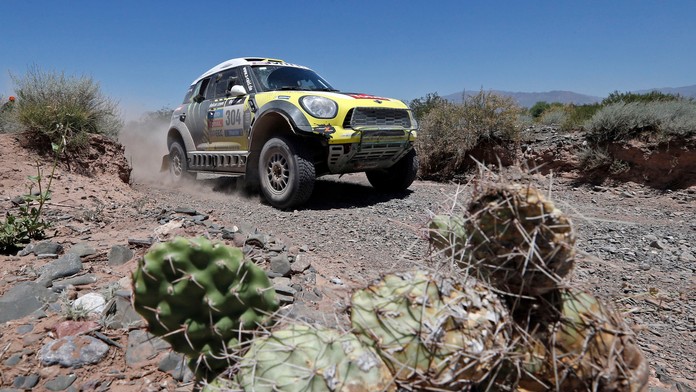 Španiel Joan Roma a jeho spolujazdec Michel Perin na Mini počas 3. etapy pretekov Rely Dakar.