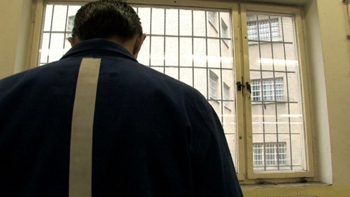 Väzeň pri mrežiach