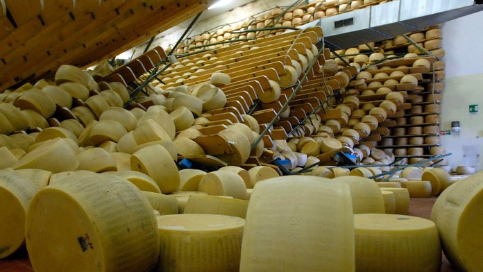 Zlomený regál spustil domino efekt: Muž zomrel pod tonami syra Grana Padano