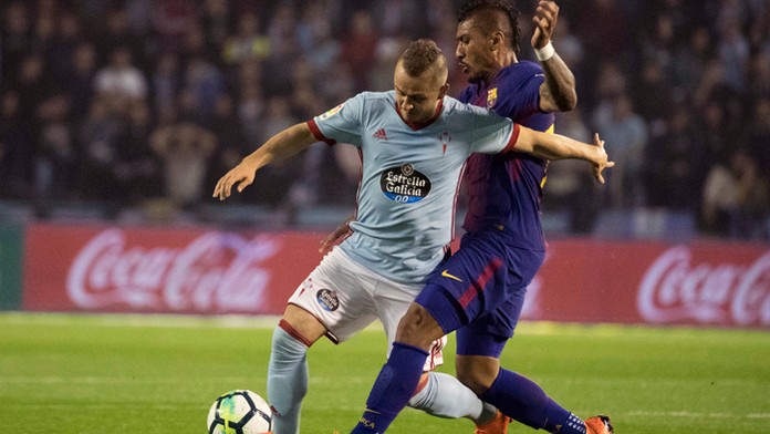 Hráč Barcelony Paulinho a vľavo hráč Celty Slovák Stanislav Lobotka. 