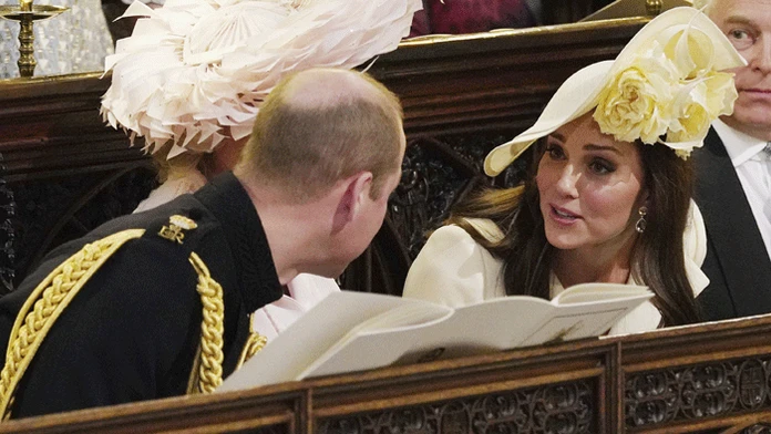 Princ William sa rozpráva s manželkou Kate