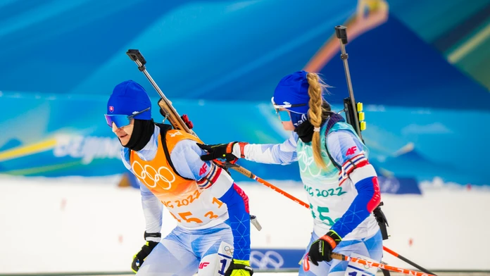 Slovenská biatlonistka Paulína Fialková predáva štafetu Michalovi Šimovi.