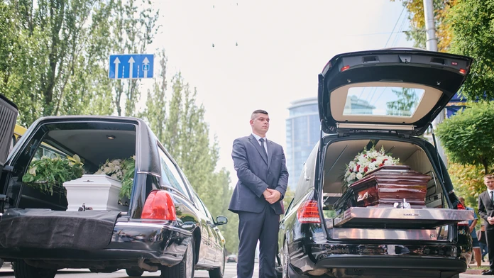 Kuriozita z Poľska: Z pohrebného auta vypadlo telo mŕtvej ženy