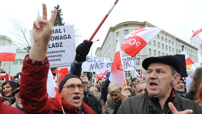 Proti novele zákona protestovali stovky ľudí