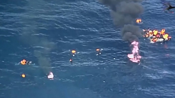 Horiaci čln s marockými migrantami pri španielskom pobreží.