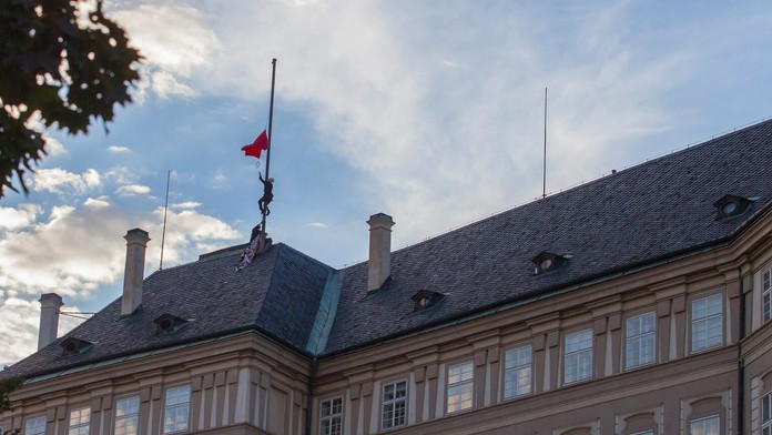 Aktivisti sa prezliekli za kominárov a trenírky vyniesli na hrad po lešení