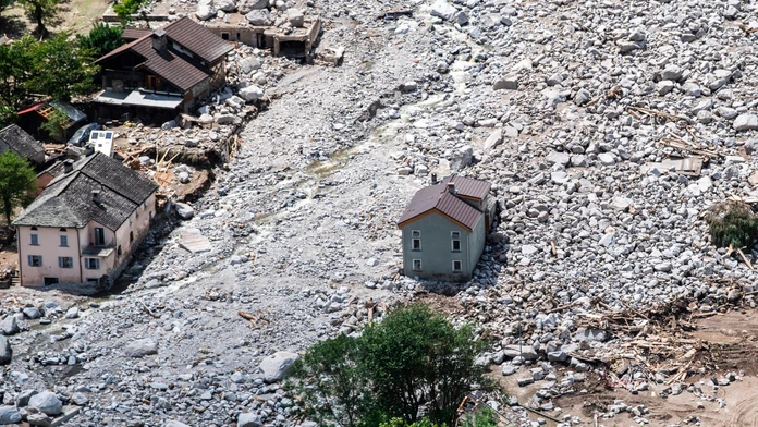 Švajčiarskom sa prehnali záplavy. Štyri osoby zavalilo, tri sú stále nezvestné