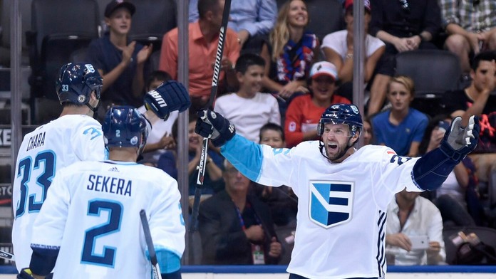 Zdeno Chára, Andrej Sekera a Thomas Vanek oslavujú po góle do siete českého brankára Mrázka.jpg