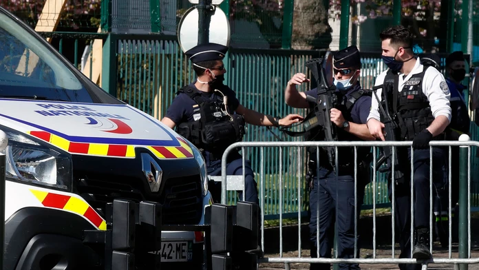 Policajti blokujú cestu zábranami neďaleko miesta útoku.