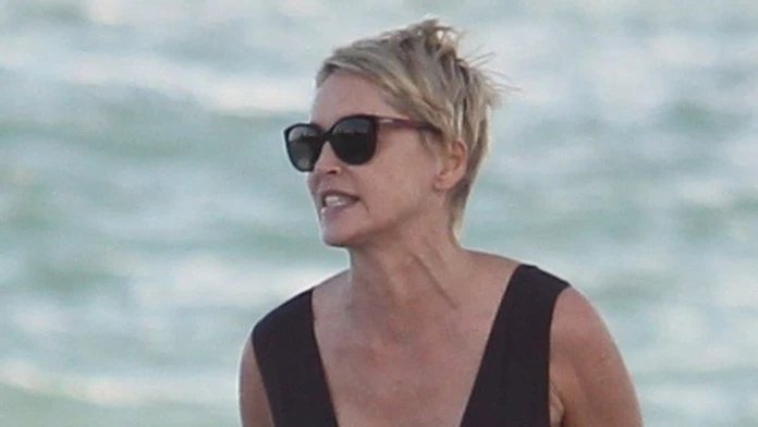 Sharon Stone na pláži v Miami